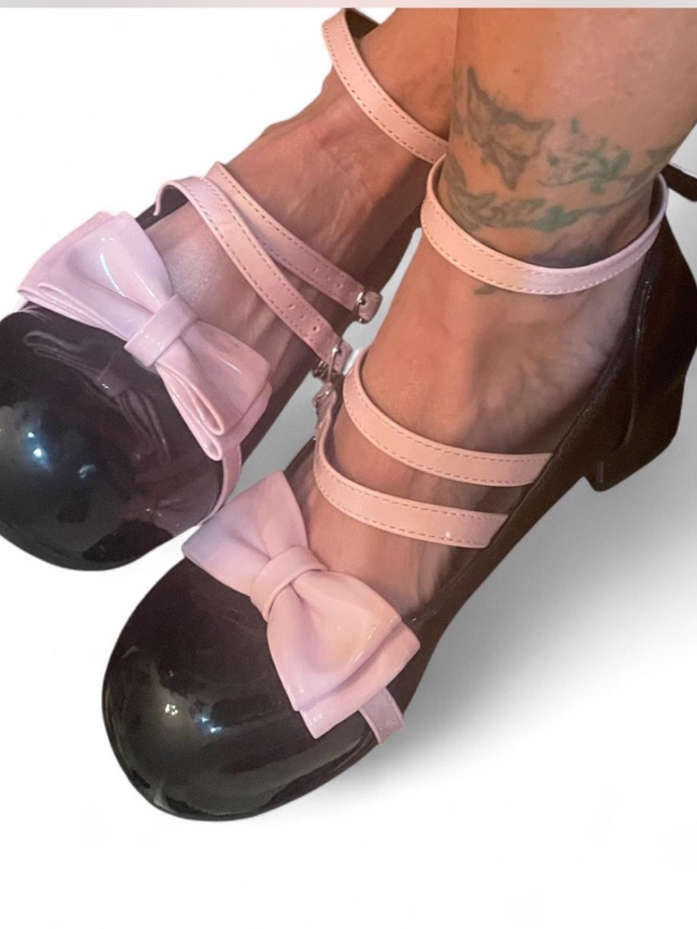 NWOT Y2K Yoosea Lolita Mary Jane black patent with pink straps and bows. 
Size 6